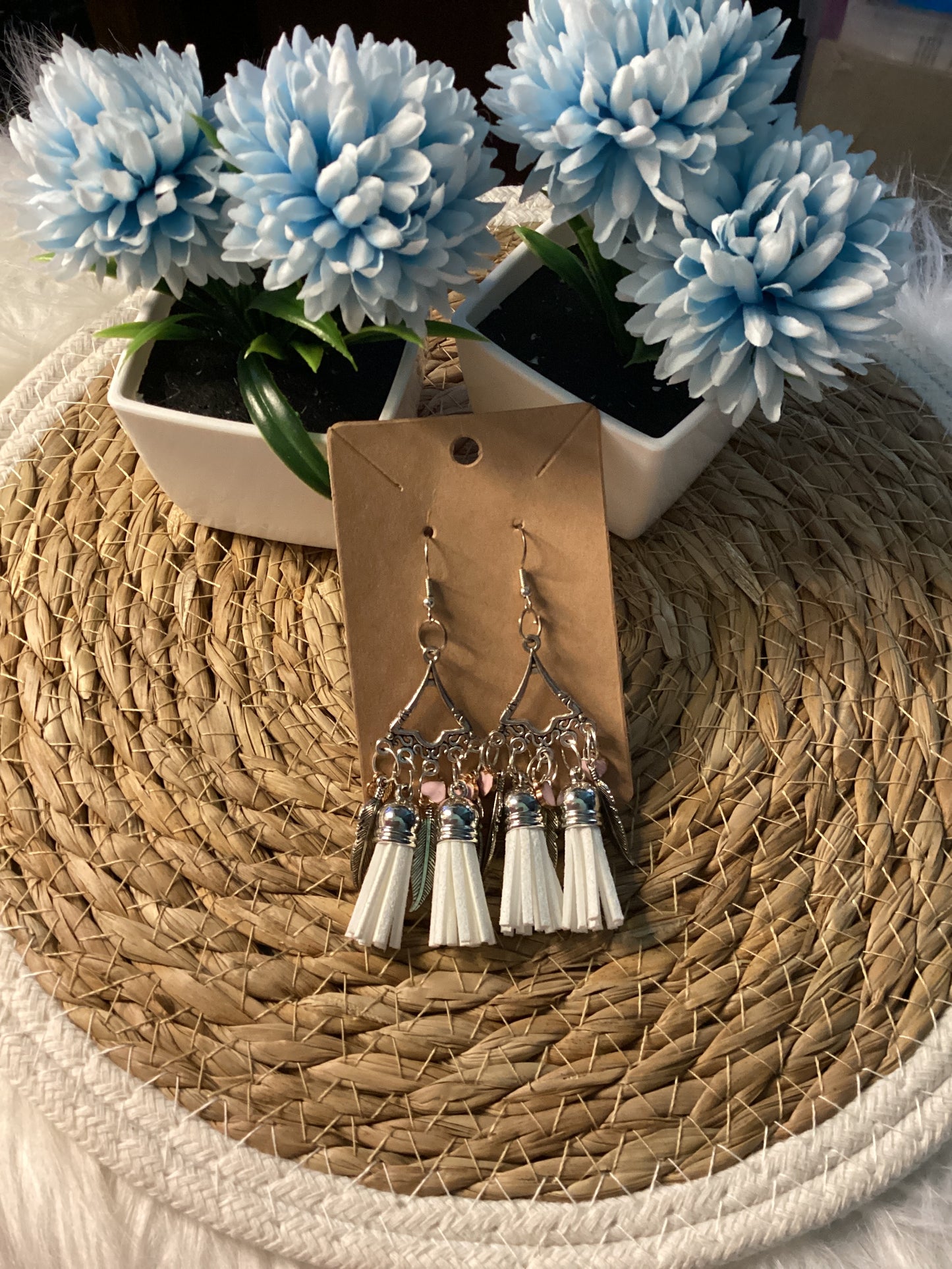 Boucles d oreille pendante avec poupons blanc