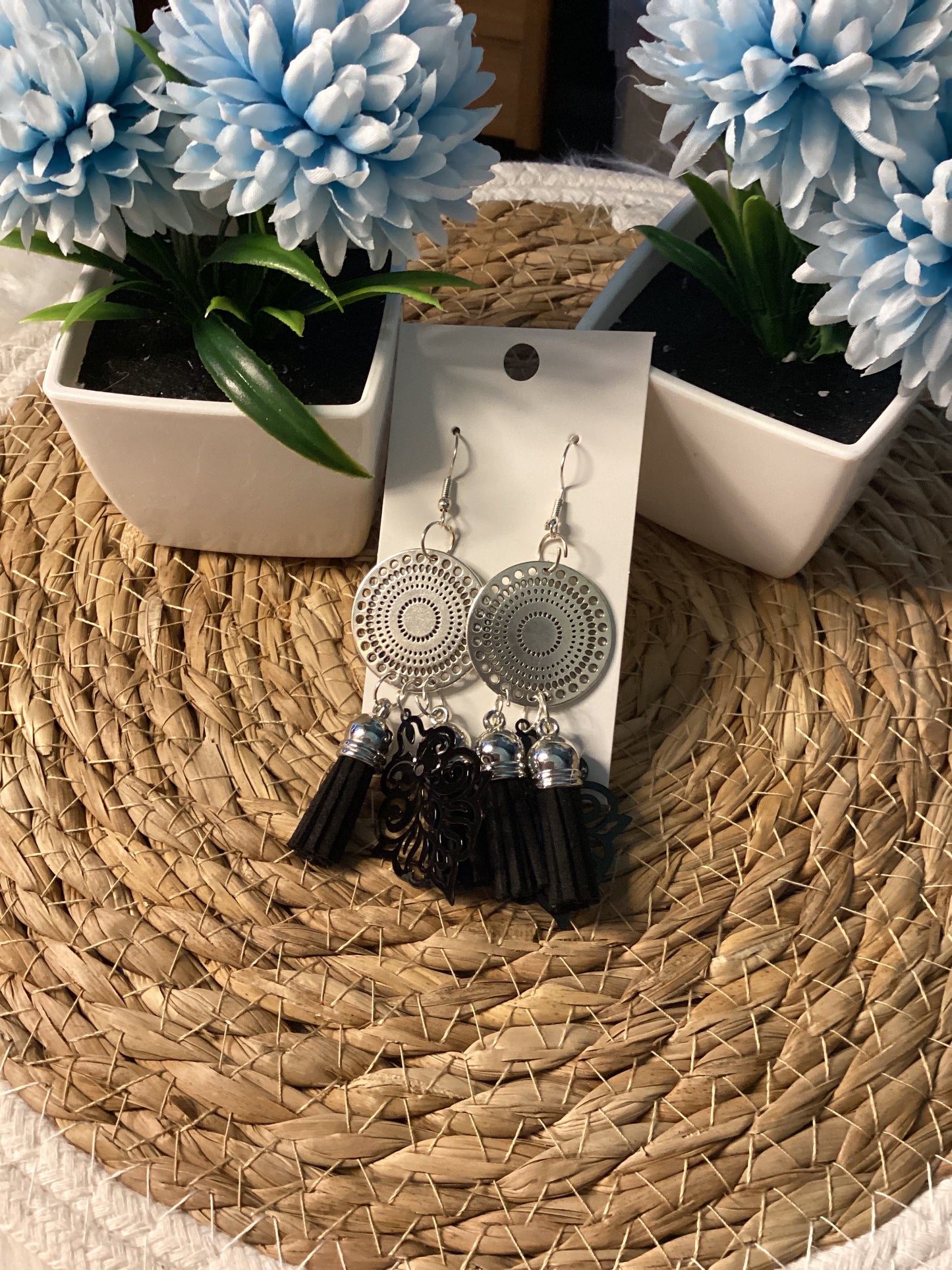 Boucles d oreille pendante ponpons noir